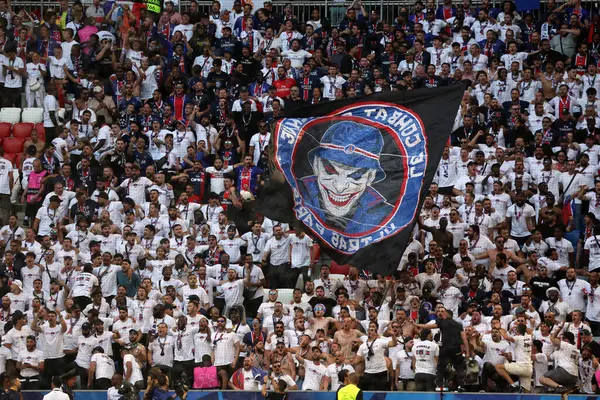 Münih, Almanya 31 Mayıs 2025: PSG taraftarları 2024-2025 UEFA Şampiyonlar Ligi Finali öncesinde Paris Saint Germain ile Inter Milan arasında Münih 'teki Allianz Arena' da oynanan karşılaşmada.