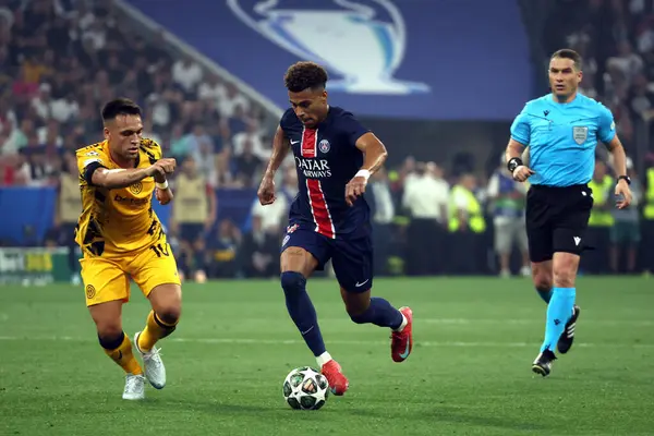 Münih, Almanya 31 Mayıs 2025: Inter 'den Lautaro Martinez, PSG' den Desire Doue 2024-2025 UEFA Şampiyonlar Ligi Finali sırasında Paris Saint Germain ile Münih 'teki Allianz Arena' da Inter Milan arasında oynanan karşılaşma.