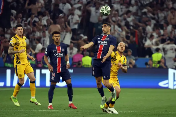 Münih, Almanya 31 Mayıs 2025: PSG 'den Achraf Hakimi, 2024-2025 UEFA Şampiyonlar Ligi Şampiyonlar Ligi Finali sırasında Münih' teki Allianz Arena 'da Paris Saint Germain ile Inter Milan arasında oynanan karşılaşma..