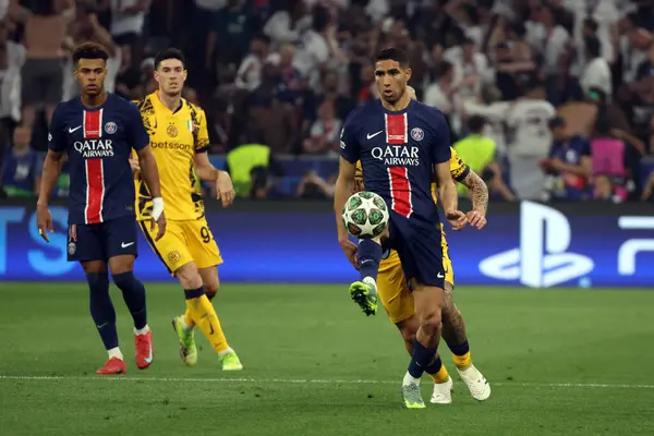 Münih, Almanya 31 Mayıs 2025: PSG 'den Achraf Hakimi, 2024-2025 UEFA Şampiyonlar Ligi Şampiyonlar Ligi Finali sırasında Münih' teki Allianz Arena 'da Paris Saint Germain ile Inter Milan arasında oynanan karşılaşma..
