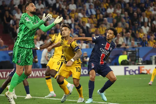 Münih, Almanya 31 Mayıs 2025: PSG 'den Gianluigi Donnarumma, Inter' den Lautaro Martinez, PSG 'den Marquinhos 2024-2025 UEFA Şampiyonlar Ligi Finali sırasında Paris Saint Germain ile Münih' teki Allianz Arena 'da Inter Milan arasında oynanan final maçı.