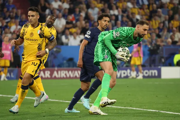 Münih, Almanya 31 Mayıs 2025: PSG 'den Gianluigi Donnarumma, Inter' den Lautaro Martinez, PSG 'den Marquinhos 2024-2025 UEFA Şampiyonlar Ligi Finali sırasında Paris Saint Germain ile Münih' teki Allianz Arena 'da Inter Milan arasında oynanan final maçı.