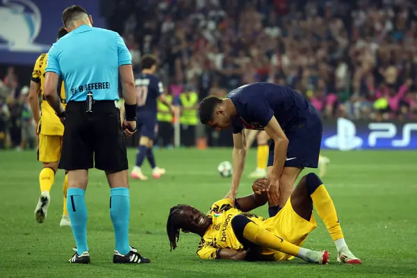 Münih, Almanya 31 Mayıs 2025: PSG 'den Achraf Hakimi, Münih' teki Allianz Arena 'da oynanan 2024-2025 UEFA Şampiyonlar Ligi final maçı sırasında Bisseck' e yardım etti..