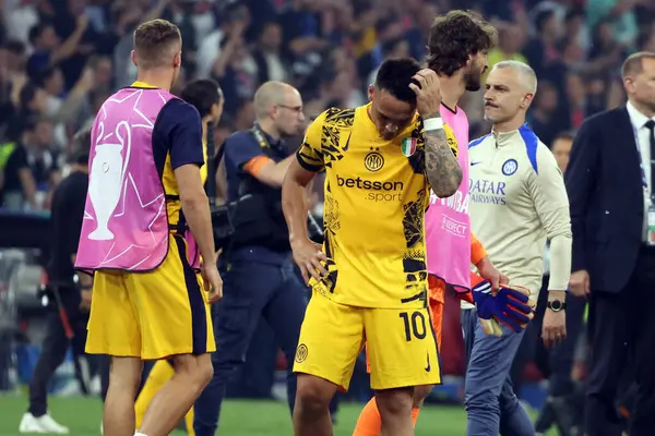 Münih, Almanya 31 Mayıs 2025: Lautaro 'nun 2024-2025 UEFA Şampiyonlar Ligi Finali' nde Paris Saint Germain ile Münih 'teki Allianz Arena arasında oynanan maçın ardından yaşadığı hayal kırıklığı.