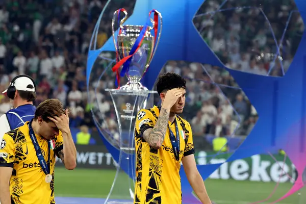Münih, Almanya 31 Mayıs 2025: Inter 'den Nicolo Barella, Inter' den Bastoni kupa önünde 2024-2025 UEFA Şampiyonlar Ligi Finali 'nde Inter Milan' a karşı Paris Saint Germain ile oynanan maçın ardından kaybetti.