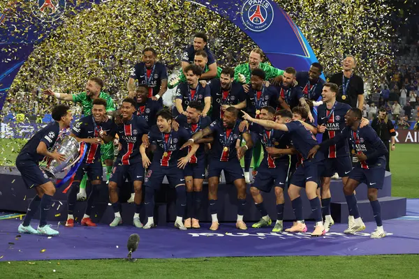 Münih, Almanya 31 Mayıs 2025: Paris Saint Germain takımı, Münih 'teki Allianz Arena' da Paris Saint Germain ile Inter Milan arasında oynanan 2024-2025 UEFA Şampiyonlar Ligi final maçını 5-0 kazandıktan sonra kupayı kaldırdı..