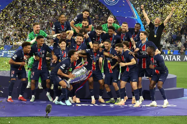 Münih, Almanya 31 Mayıs 2025: Paris Saint Germain takımı, Münih 'teki Allianz Arena' da Paris Saint Germain ile Inter Milan arasında oynanan 2024-2025 UEFA Şampiyonlar Ligi final maçını 5-0 kazandıktan sonra kupayı kaldırdı..