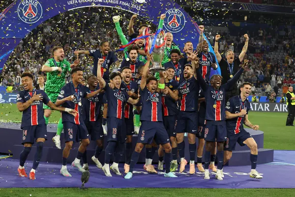 Münih, Almanya 31 Mayıs 2025: Paris Saint Germain takımı, Münih 'teki Allianz Arena' da Paris Saint Germain ile Inter Milan arasında oynanan 2024-2025 UEFA Şampiyonlar Ligi final maçını 5-0 kazandıktan sonra kupayı kaldırdı..