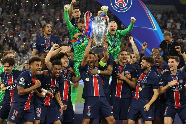 Münih, Almanya 31 Mayıs 2025: Paris Saint Germain takımı, Münih 'teki Allianz Arena' da Paris Saint Germain ile Inter Milan arasında oynanan 2024-2025 UEFA Şampiyonlar Ligi final maçını 5-0 kazandıktan sonra kupayı kaldırdı..