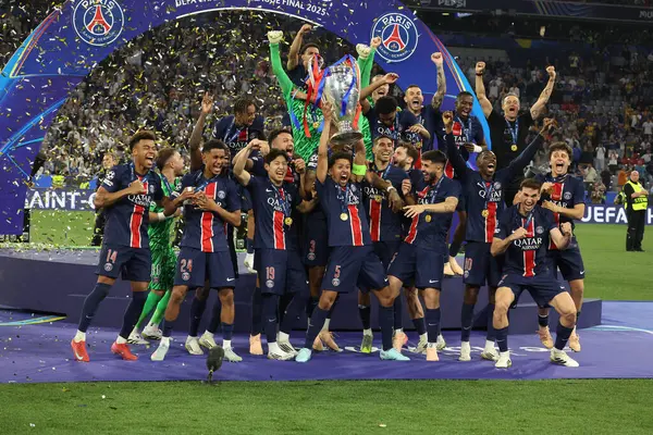 Münih, Almanya 31 Mayıs 2025: Paris Saint Germain takımı, Münih 'teki Allianz Arena' da Paris Saint Germain ile Inter Milan arasında oynanan 2024-2025 UEFA Şampiyonlar Ligi final maçını 5-0 kazandıktan sonra kupayı kaldırdı..