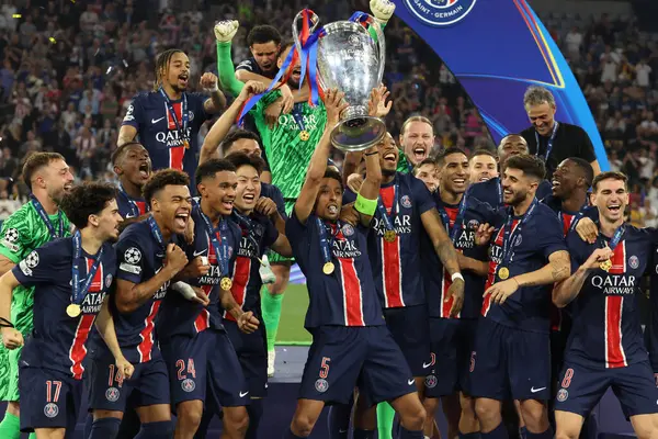 Münih, Almanya 31 Mayıs 2025: Paris Saint Germain takımı, Münih 'teki Allianz Arena' da Paris Saint Germain ile Inter Milan arasında oynanan 2024-2025 UEFA Şampiyonlar Ligi final maçını 5-0 kazandıktan sonra kupayı kaldırdı..