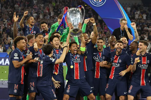 Münih, Almanya 31 Mayıs 2025: Paris Saint Germain takımı, Münih 'teki Allianz Arena' da Paris Saint Germain ile Inter Milan arasında oynanan 2024-2025 UEFA Şampiyonlar Ligi final maçını 5-0 kazandıktan sonra kupayı kaldırdı..