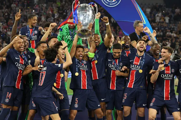 Münih, Almanya 31 Mayıs 2025: Paris Saint Germain takımı, Münih 'teki Allianz Arena' da Paris Saint Germain ile Inter Milan arasında oynanan 2024-2025 UEFA Şampiyonlar Ligi final maçını 5-0 kazandıktan sonra kupayı kaldırdı..