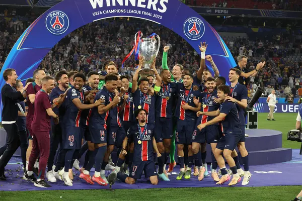 Münih, Almanya 31 Mayıs 2025: Paris Saint Germain takımı, Münih 'teki Allianz Arena' da Paris Saint Germain ile Inter Milan arasında oynanan 2024-2025 UEFA Şampiyonlar Ligi final maçını 5-0 kazandıktan sonra kupayı kaldırdı..