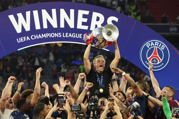 Münih, Almanya 31 Mayıs 2025: Louis Enrique PSG Paris takımının teknik direktörü Saint Germain kupayı 2024-2025 UEFA Şampiyonlar Ligi final maçında Inter Milan ile oynanan Allianz Arena maçında 5-0 kazandıktan sonra kaldırdı. 