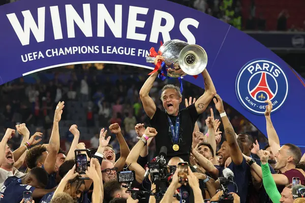 Münih, Almanya 31 Mayıs 2025: Louis Enrique PSG Paris takımının teknik direktörü Saint Germain kupayı 2024-2025 UEFA Şampiyonlar Ligi final maçında Inter Milan ile oynanan Allianz Arena maçında 5-0 kazandıktan sonra kaldırdı. 