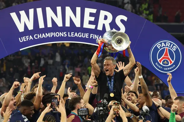 Münih, Almanya 31 Mayıs 2025: Louis Enrique PSG Paris takımının teknik direktörü Saint Germain kupayı 2024-2025 UEFA Şampiyonlar Ligi final maçında Inter Milan ile oynanan Allianz Arena maçında 5-0 kazandıktan sonra kaldırdı. 