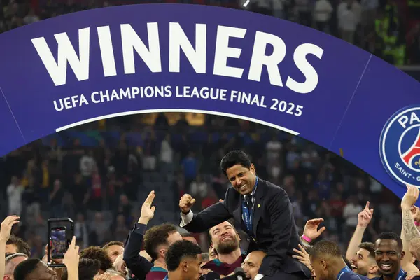 Münih, Almanya 31 Mayıs 2025: Nasser Al-Khelafi başkanı Paris Saint Germain, Mun 'daki Allianz Arena' da Paris Saint Germain ile Inter Milan arasında oynanan 2024-2025 UEFA Şampiyonlar Ligi final karşılaşmasını 5-0 kazandıktan sonra kupayı kutladı. 