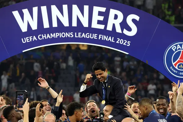 Münih, Almanya 31 Mayıs 2025: Nasser Al-Khelafi başkanı Paris Saint Germain, Mun 'daki Allianz Arena' da Paris Saint Germain ile Inter Milan arasında oynanan 2024-2025 UEFA Şampiyonlar Ligi final karşılaşmasını 5-0 kazandıktan sonra kupayı kutladı. 