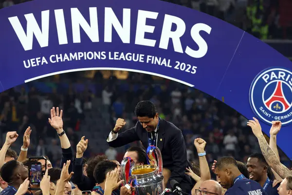Münih, Almanya 31 Mayıs 2025: Nasser Al-Khelafi başkanı Paris Saint Germain, Mun 'daki Allianz Arena' da Paris Saint Germain ile Inter Milan arasında oynanan 2024-2025 UEFA Şampiyonlar Ligi final karşılaşmasını 5-0 kazandıktan sonra kupayı kutladı. 