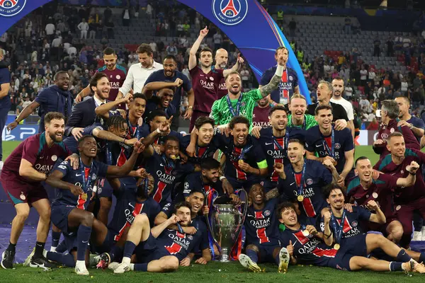 Münih, Almanya 31 Mayıs 2025: Paris Saint Germain takımı, Münih 'teki Allianz Arena' da Paris Saint Germain ile Inter Milan arasında oynanan 2024-2025 UEFA Şampiyonlar Ligi final maçını 5-0 kazandıktan sonra kupayı kaldırdı..