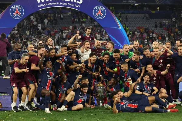 Münih, Almanya 31 Mayıs 2025: Paris Saint Germain takımı, Münih 'teki Allianz Arena' da Paris Saint Germain ile Inter Milan arasında oynanan 2024-2025 UEFA Şampiyonlar Ligi final maçını 5-0 kazandıktan sonra kupayı kaldırdı..