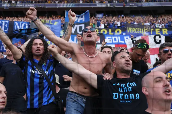 Münih, Almanya 31 Mayıs 2025: Inter taraftarları, Münih 'teki Allianz Arena' da Paris Saint Germain ile Internazionale Milan arasında oynanan 2024 / 2025 UEFA Şampiyonlar Ligi final maçında tezahürat şarkıları söylüyorlar..