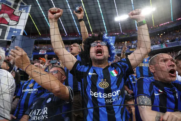 Münih, Almanya 31 Mayıs 2025: Inter taraftarları, Münih 'teki Allianz Arena' da Paris Saint Germain ile Internazionale Milan arasında oynanan 2024 / 2025 UEFA Şampiyonlar Ligi final maçında tezahürat şarkıları söylüyorlar..