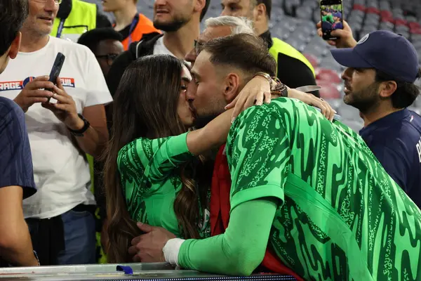 Münih, Almanya 31 Mayıs 2025: PSG 'den Gianluigi Donnarumma 2024 / 2025 UEFA Şampiyonlar Ligi Finali' nde Paris Saint Germain ile Münih 'teki Allianz Arena maçında kız arkadaşını öptü..