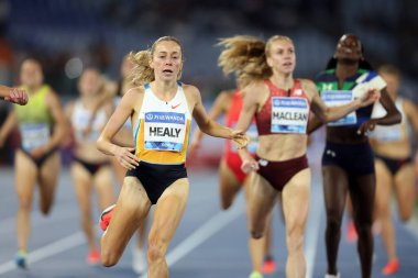 Roma, İtalya 6 Haziran 2025: Kadınlar 1500 metre, Healy Sarah (IRL) 2025 Pietro Mennea Atletizm Wanda Ligi - Roma 'daki Stadio Olimpico' da Altın Galada