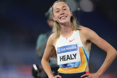 Roma, İtalya 6 Haziran 2025: Kadınlar 1500 metre, Healy Sarah (IRL) 2025 Pietro Mennea Atletizm Wanda Ligi - Roma 'daki Stadio Olimpico' da Altın Galada