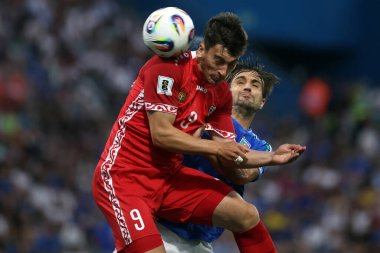 Reggio Emilia, İtalya 9 Haziran 2025: Moldavya 'dan Ion Nicolaescu, İtalya' dan Luca Ranieri 2026 Dünya Kupası ön eleme karşılaşmasında İtalya ile Moldova arasında oynanan Reggio Emilia Stadyumu, Stadio Citt del Tricolore karşılaşmasında. 