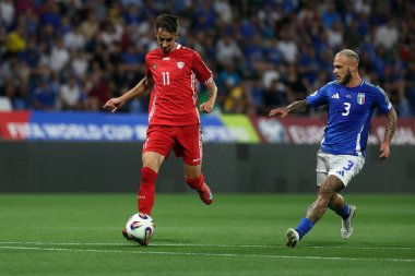 Reggio Emilia, İtalya 9 Haziran 2025: Moldavya 'dan Mihail Caimacov, İtalya Federico Dimarco 2026 Dünya Kupası ön eleme karşılaşmasında İtalya ile Moldova arasındaki Reggio Emilia Stadyumu, Stadio Citt del Tricolore karşılaşmasında. 