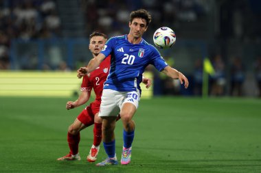 Reggio Emilia, İtalya 9 Haziran 2025: Moldavya 'dan Oleg Reabciuk, İtalya' dan Andrea Cambiaso 2026 Dünya Kupası ön eleme karşılaşmasında İtalya 'ya karşı Moldova Reggio Emilia Stadyumu, Stadio Citt del Tricolore' da karşı karşıya geldi.. 