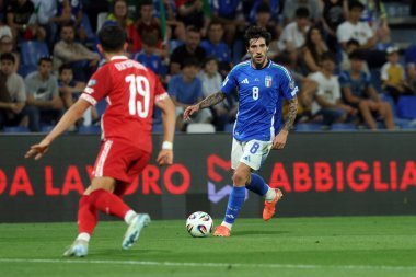 Reggio Emilia, İtalya 9 Haziran 2025: 2026 Dünya Kupası ön eleme karşılaşmasında İtalyan Sandro Tonali, Reggio Emilia stadyumunda Moldova 'ya karşı, Stadio Citt del Tricolore. 