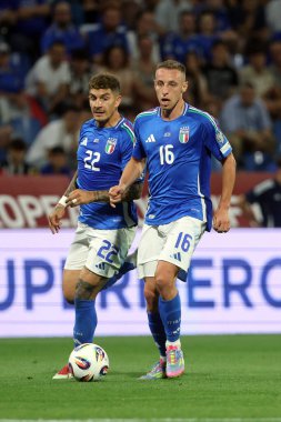Reggio Emilia, İtalya 9 Haziran 2025: İtalya 'dan Giovanni Di Lorenzo, İtalya' dan Davide Frattesi 2026 Dünya Kupası ön eleme karşılaşmasında İtalya ile Moldova arasında oynanan Reggio Emilia Stadyumu, Stadio Citt del Tricolore karşılaşmasında. 