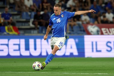 Reggio Emilia, İtalya 9 Haziran 2025: 2026 Dünya Kupası ön eleme karşılaşmasında İtalya ile Moldova arasındaki Reggio Emilia Stadyumu, Stadio Citt del Tricolore karşılaşmasında İtalyan Davide Frattesi. 