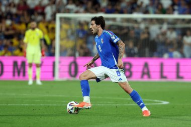 Reggio Emilia, İtalya 9 Haziran 2025: İtalya 'dan Sandro Tonali 2026 Dünya Kupası ön eleme karşılaşmasında Reggio Emilia stadyumunda Moldova' ya karşı, Stadio Citt del Tricolore. 