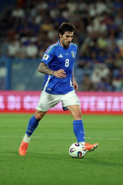 Reggio Emilia, İtalya 9 Haziran 2025: 2026 Dünya Kupası ön eleme karşılaşmasında İtalyan Sandro Tonali, Reggio Emilia stadyumunda Moldova 'ya karşı, Stadio Citt del Tricolore. 
