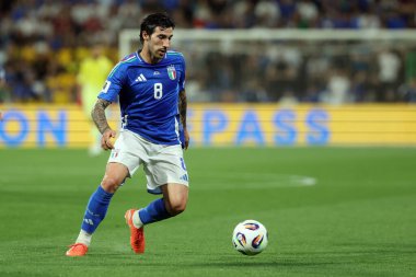 Reggio Emilia, İtalya 9 Haziran 2025: 2026 Dünya Kupası ön eleme karşılaşmasında İtalyan Sandro Tonali, Reggio Emilia stadyumunda Moldova 'ya karşı, Stadio Citt del Tricolore. 