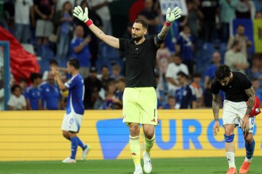 Reggio Emilia, İtalya 9 Haziran 2025: İtalyan Gianluigi Donnarumma, 2026 Dünya Kupası eleme karşılaşması sonunda İtalya ile Moldova arasındaki Reggio Emilia Stadyumu, Stadio Citt del Tricolore karşılaşmasında taraftarlarını karşıladı. 