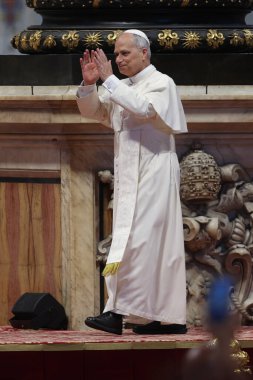 Vatikan Şehri, 14 Haziran 2025: Papa 16. Leo Bazilika 'ya girer ve Jübile' nin inançlı ve hacılarını selamlar. Papa 16. Leo, Aziz Petrus Bazilikası 'nın mihrabında Sport' un jübilesi için seyirciyi yönetiyor..