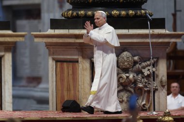 Vatikan Şehri, 14 Haziran 2025: Papa 16. Leo Bazilika 'ya girer ve Jübile' nin inançlı ve hacılarını selamlar. Papa 16. Leo, Aziz Petrus Bazilikası 'nın mihrabında Sport' un jübilesi için seyirciyi yönetiyor..