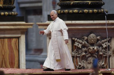 Vatikan Şehri, 14 Haziran 2025: Papa 16. Leo Bazilika 'ya girer ve Jübile' nin inançlı ve hacılarını selamlar. Papa 16. Leo, Aziz Petrus Bazilikası 'nın mihrabında Sport' un jübilesi için seyirciyi yönetiyor..