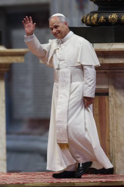 Vatikan Şehri, 14 Haziran 2025: Papa 16. Leo Bazilika 'ya girer ve Jübile' nin inançlı ve hacılarını selamlar. Papa 16. Leo, Aziz Petrus Bazilikası 'nın mihrabında Sport' un jübilesi için seyirciyi yönetiyor..