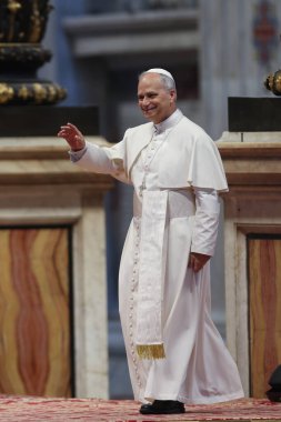 Vatikan Şehri, 14 Haziran 2025: Papa 16. Leo Bazilika 'ya girer ve Jübile' nin inançlı ve hacılarını selamlar. Papa 16. Leo, Aziz Petrus Bazilikası 'nın mihrabında Sport' un jübilesi için seyirciyi yönetiyor..