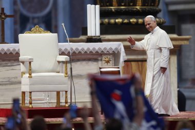 Vatikan Şehri, 14 Haziran 2025: Papa 16. Leo Bazilika 'ya girer ve Jübile' nin inançlı ve hacılarını selamlar. Papa 16. Leo, Aziz Petrus Bazilikası 'nın mihrabında Sport' un jübilesi için seyirciyi yönetiyor..