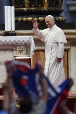 Vatikan Şehri, 14 Haziran 2025: Papa 16. Leo Bazilika 'ya girer ve Jübile' nin inançlı ve hacılarını selamlar. Papa 16. Leo, Aziz Petrus Bazilikası 'nın mihrabında Sport' un jübilesi için seyirciyi yönetiyor..