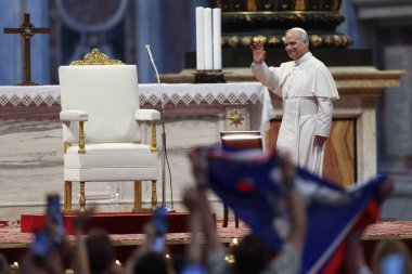 Vatikan Şehri, 14 Haziran 2025: Papa 16. Leo Bazilika 'ya girer ve Jübile' nin inançlı ve hacılarını selamlar. Papa 16. Leo, Aziz Petrus Bazilikası 'nın mihrabında Sport' un jübilesi için seyirciyi yönetiyor..