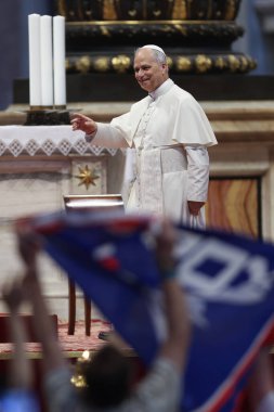 Vatikan Şehri, 14 Haziran 2025: Papa 16. Leo Bazilika 'ya girer ve Jübile' nin inançlı ve hacılarını selamlar. Papa 16. Leo, Aziz Petrus Bazilikası 'nın mihrabında Sport' un jübilesi için seyirciyi yönetiyor..